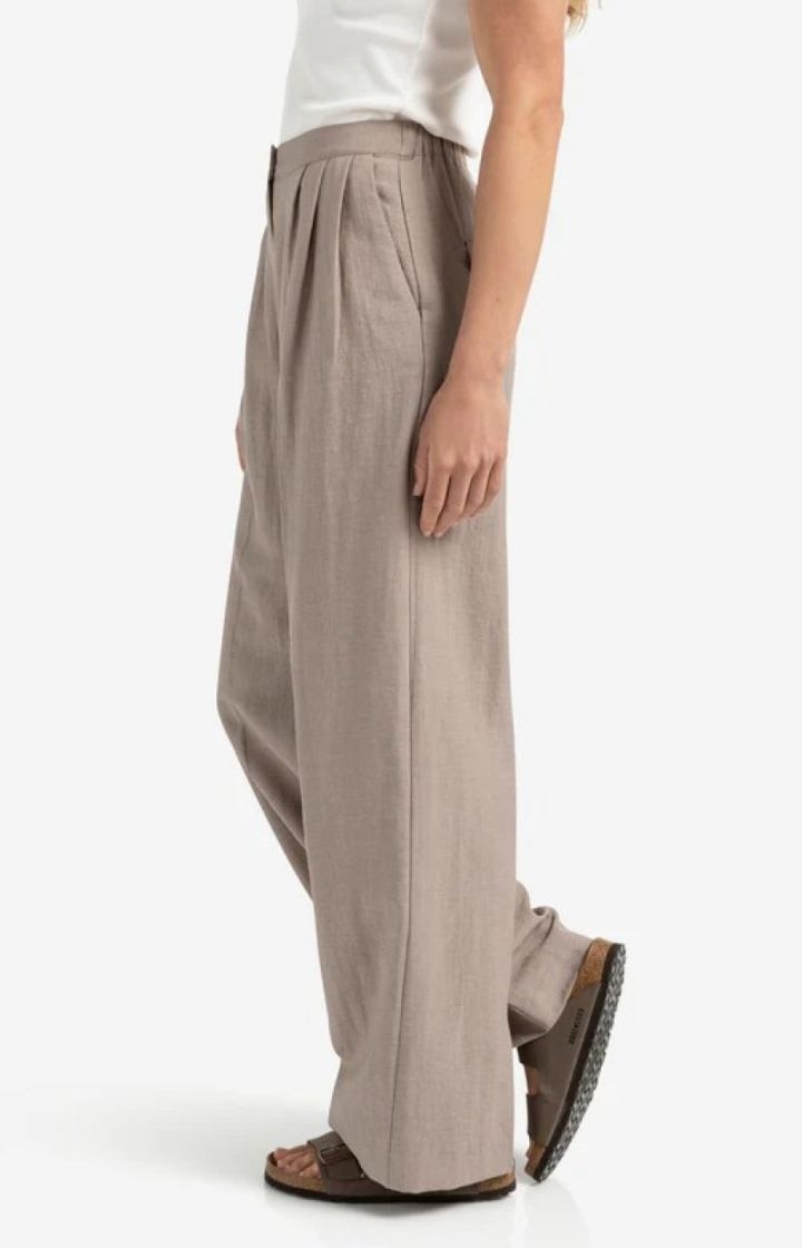 GREYISH BROWN GREYISH BROWN