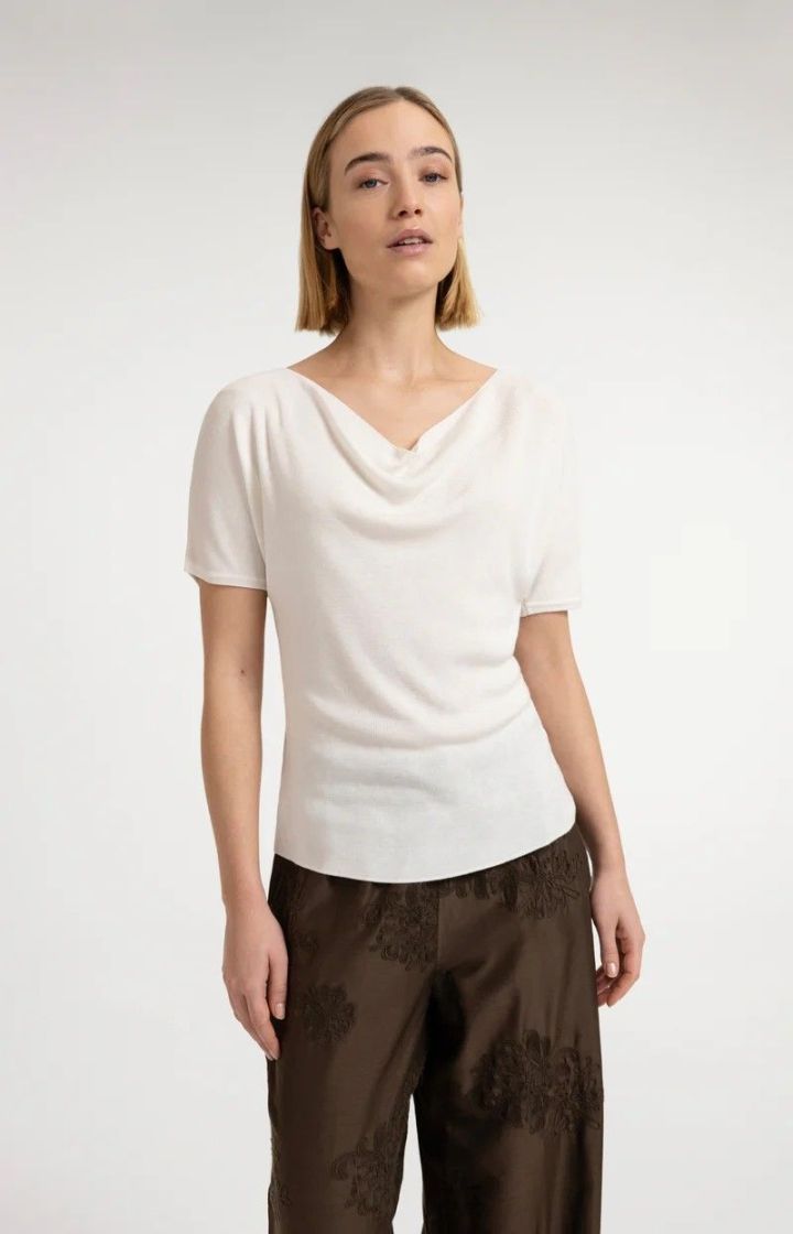 01-000606-607 PURE WHITE